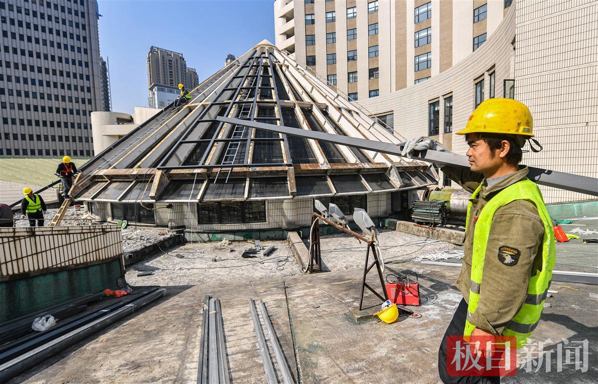 24米高空作業(yè)忙，武漢圖書館錐形玻璃頂即將煥新