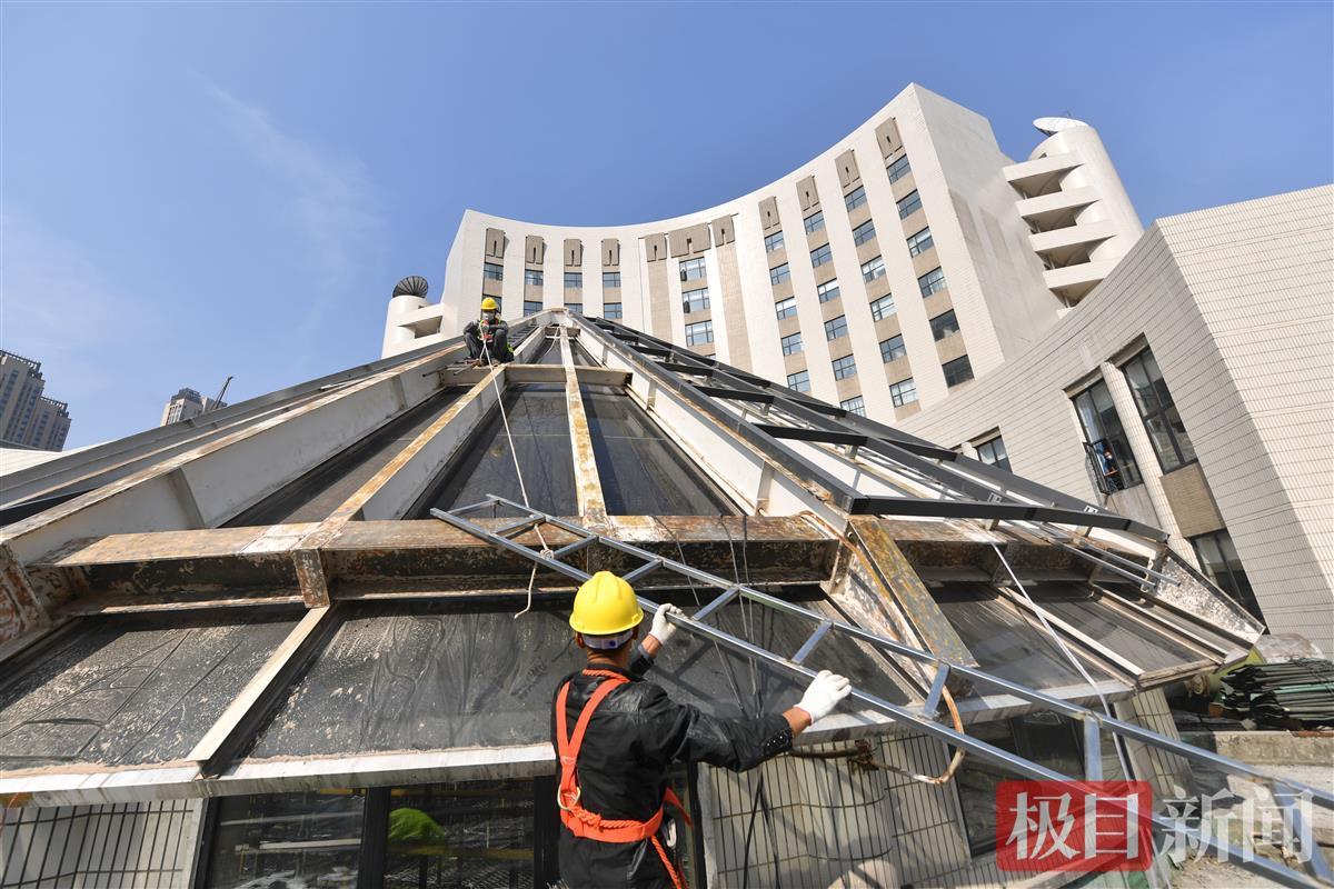 24米高空作業(yè)忙，武漢圖書館錐形玻璃頂即將煥新